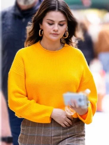 Only Murders In The Building S04 Selena Gomez Yellow Sweater